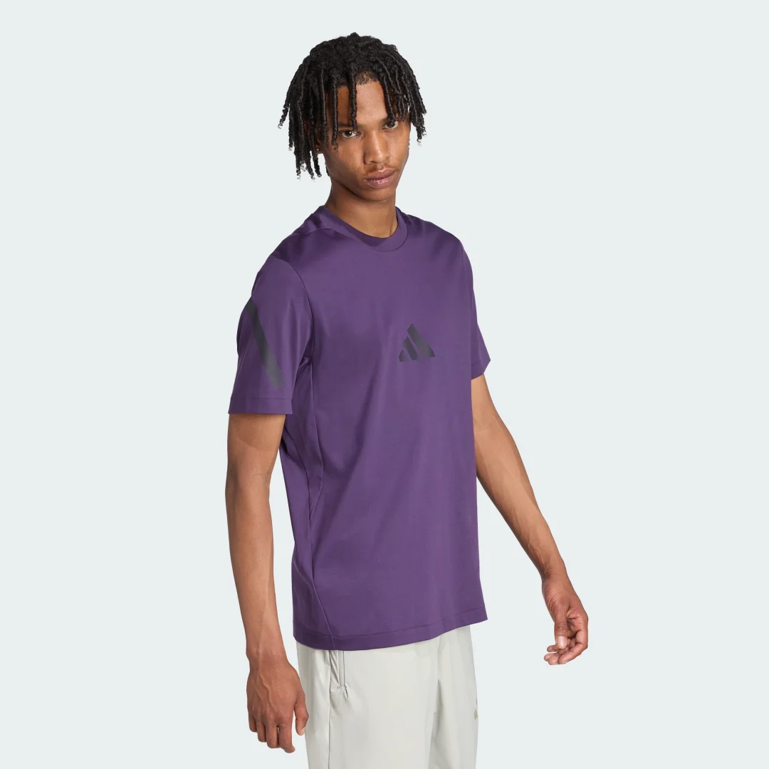 Detalle de Camiseta adidas Z.N.E. en color violeta