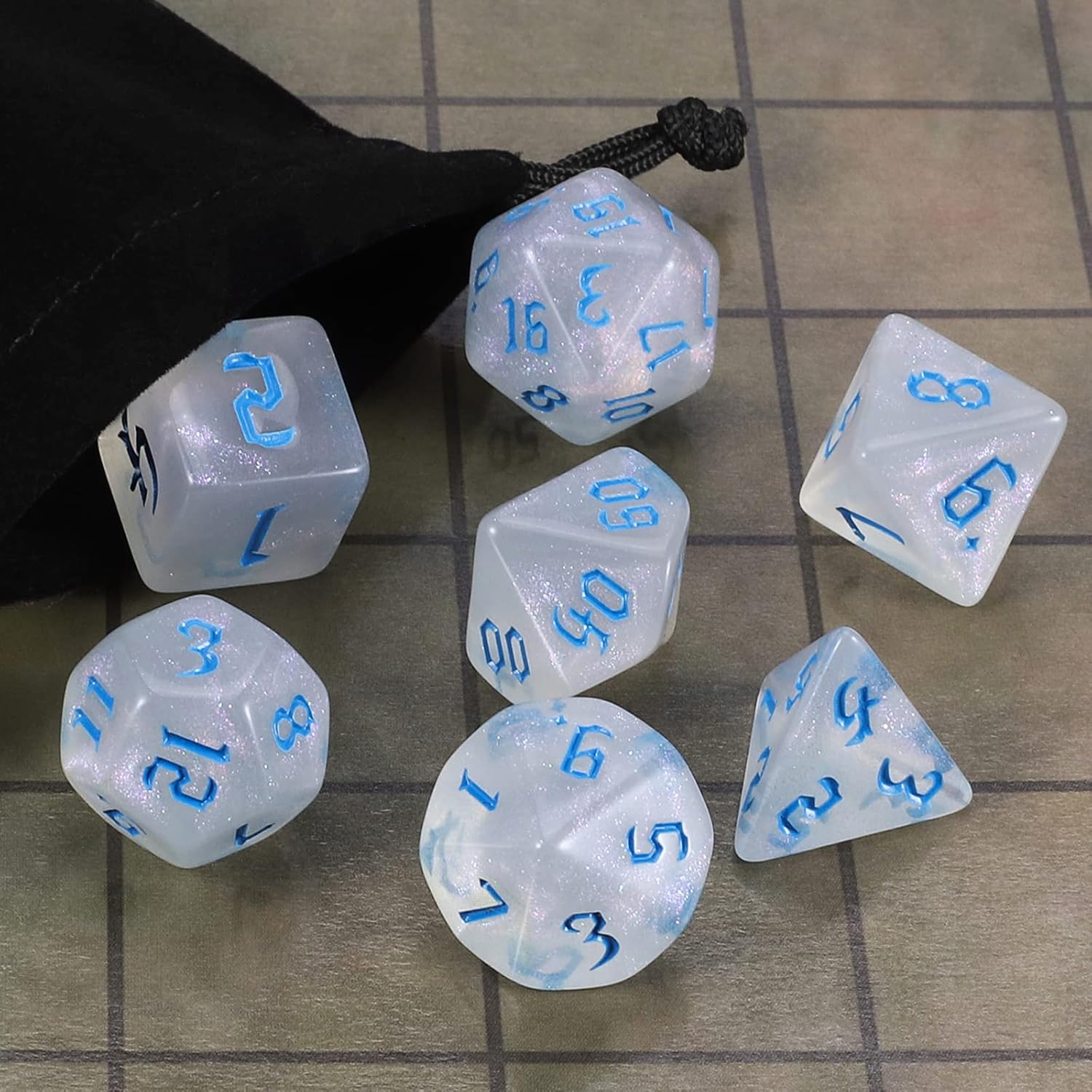 Detalle 2 de QMAY DND Dice Polyhedral Set da 7 dadi Traslucidi con Glitter – D&D, MTG, RPG
