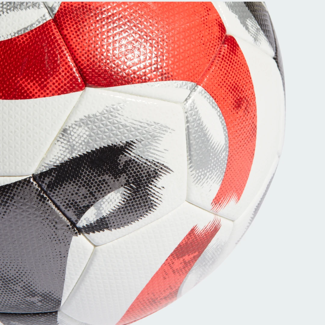 Detalle 2 de Balón Tiro Pro de Adidas: rendimiento sencillo para entrenamientos y partidos amateur