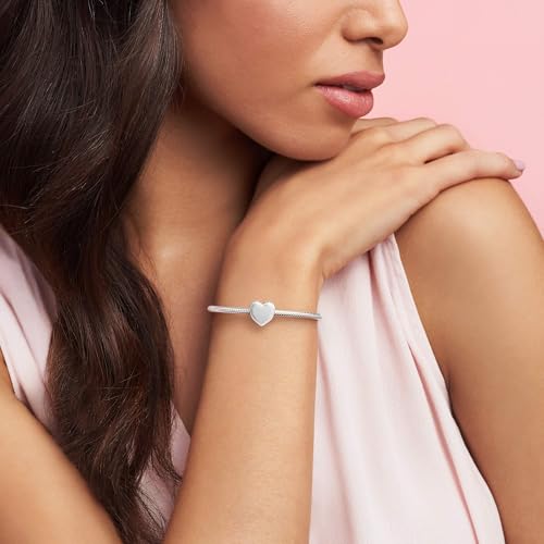Detalle de Pandora Moments Dije grabable con diseño de corazón en plata de ley