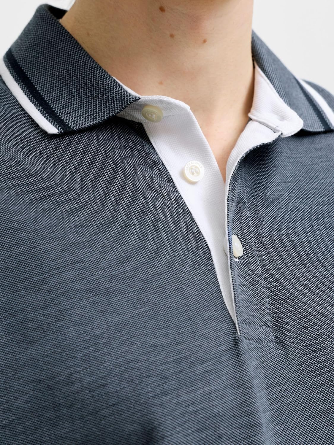 Detalle de JACK & JONES Polo Uni Col Chemise — Polo ajusté avec broderies et détail boutonnière