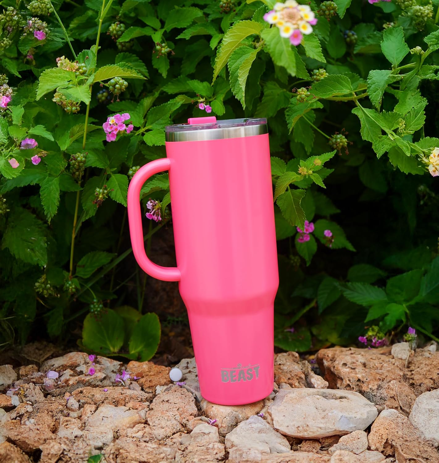 Detalle de Beast Tumbler with Handle - 1300 ml (42 oz) in Cup Cake Pink: Durable Stainless Steel Travel Mug with Leak-Proof Lid