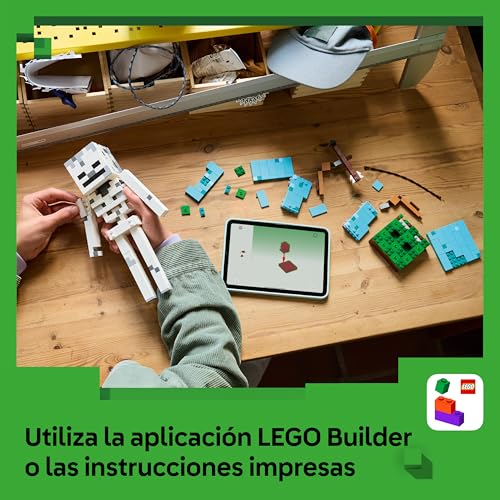 Detalle 2 de LEGO Minecraft El Esqueleto de Juguete 21594: figura articulada con casco de diamante y base de hierba