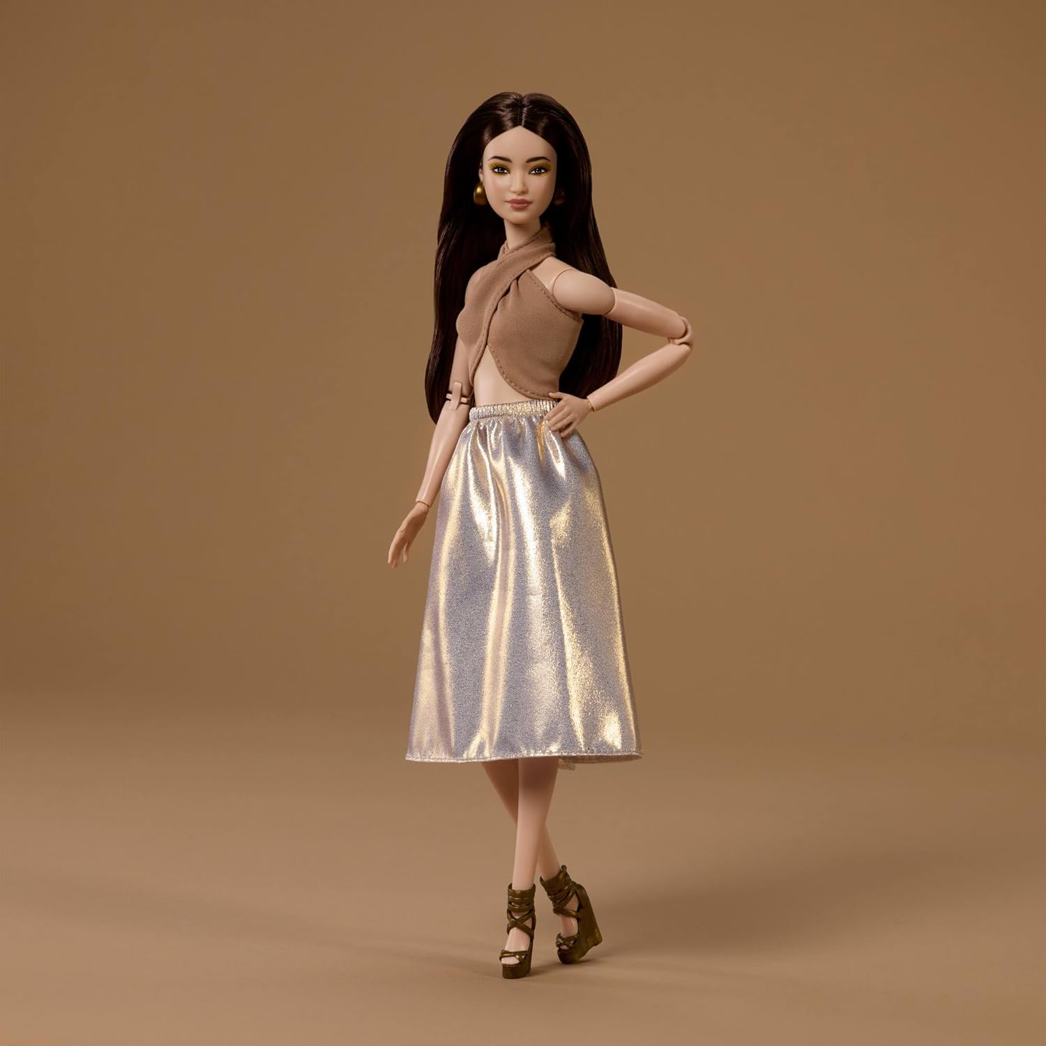 Thumbnail 1 de Barbie Basics Model 06 Sammler-Modepuppe mit brünetten Haaren, goldener Midi-Rock und Neckholder-Top – Universal-Fit & Made-to-Move Körper
