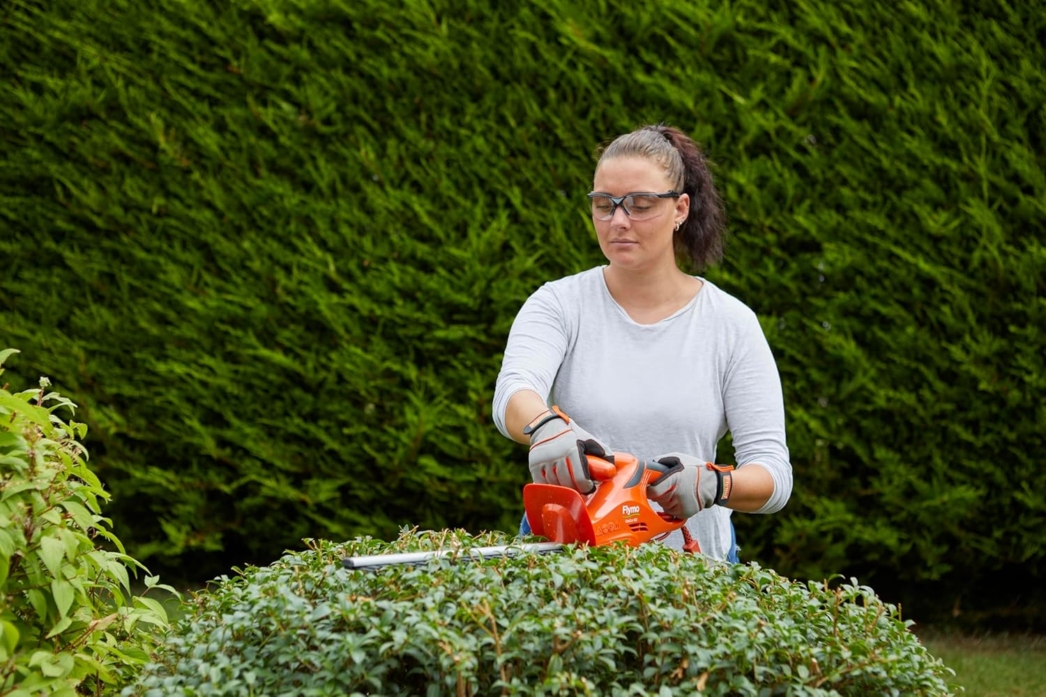 Detalle 2 de Flymo EasiCut 450 Electric Hedge Trimmer (45cm cutting length) – lightweight precision trimming
