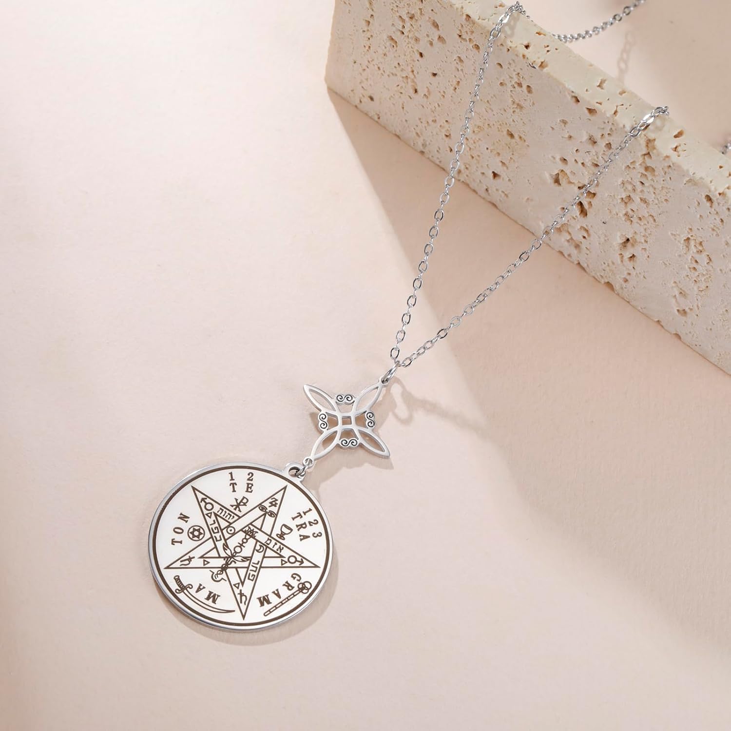 Detalle 2 de VASSAGO Hexenknoten-Halskette aus Edelstahl mit Tetragrammaton- und Pentagramm-Anhänger