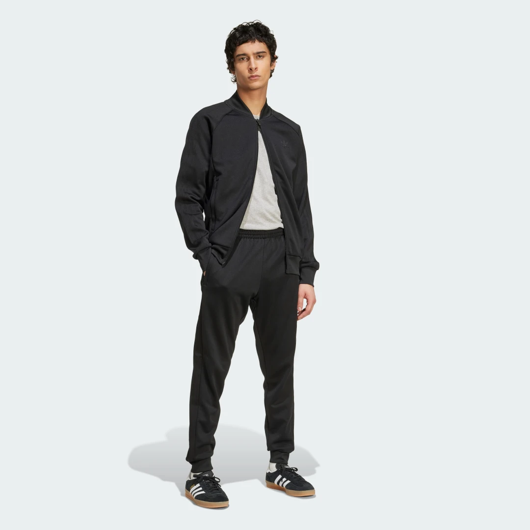 Detalle de Chaqueta SST Adicolor Classics de Adidas (color negro) — estilo clásico y versatilidad