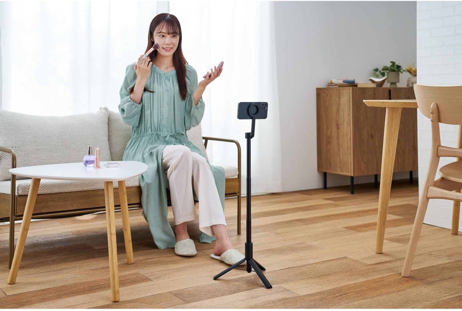 Detalle de エレコム PWSTMFBK MagSafe対応スマホ三脚 床置き・最大約570mm・360度回転