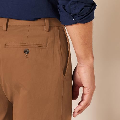 Detalle de Amazon Essentials Men's Classic-Fit Wrinkle-Resistant Chino Trousers, Dark Khaki Brown, 40W/32L