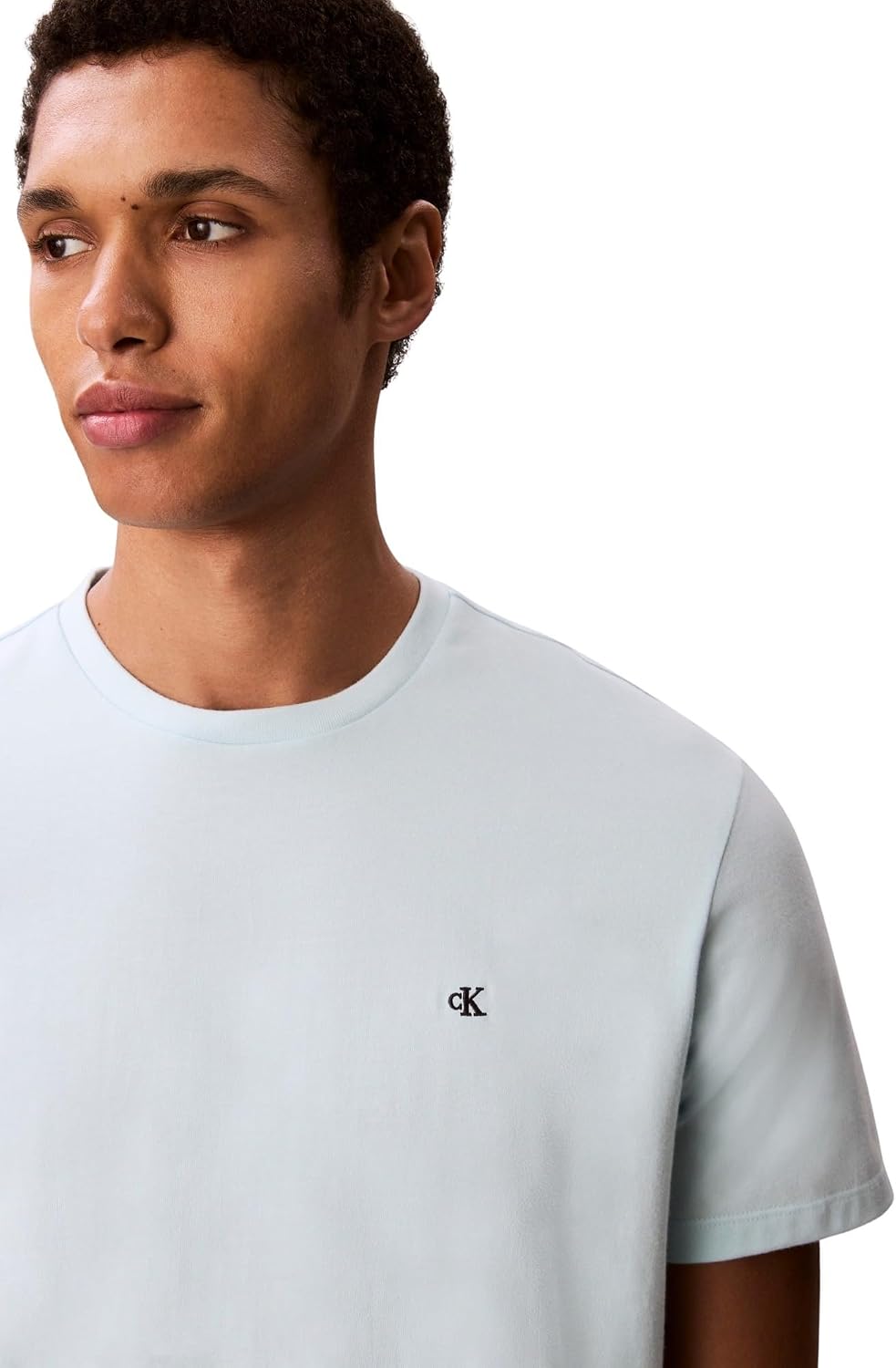 Detalle de Calvin Klein Classic Monogram tee de manga corta para hombre, cuello redondo (Airy Blue) talla L