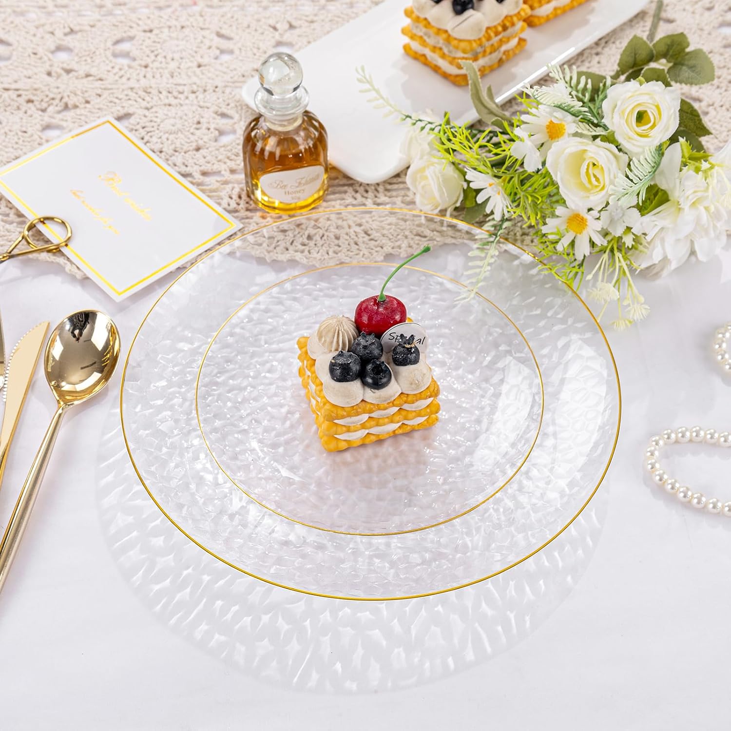 Detalle 2 de Rubtlamp 100Pcs Clear Gold Plastic Plates with Gold Rim (50 Dinner + 50 Dessert) — Disposable Party Plates