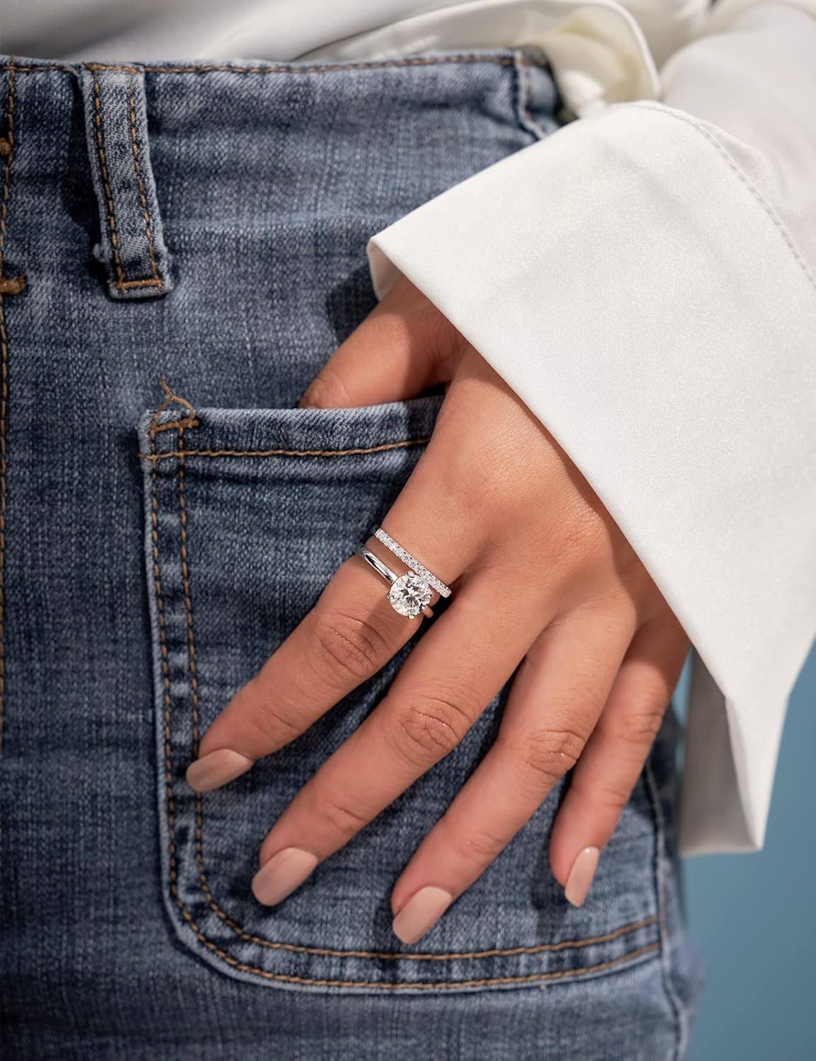 Detalle de IMOLOVE Solitaire Moissanite Engagement Ring: 1CT D Color VVS1, Sterling Silver with 18K White Gold Plating