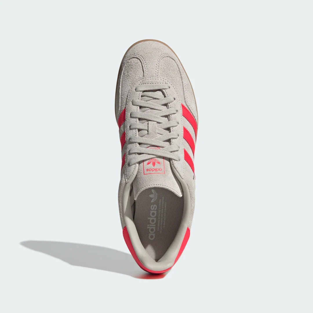 Detalle 2 de Zapatilla adidas Gazelle Indoor Beige - comodidad y estilo urbano