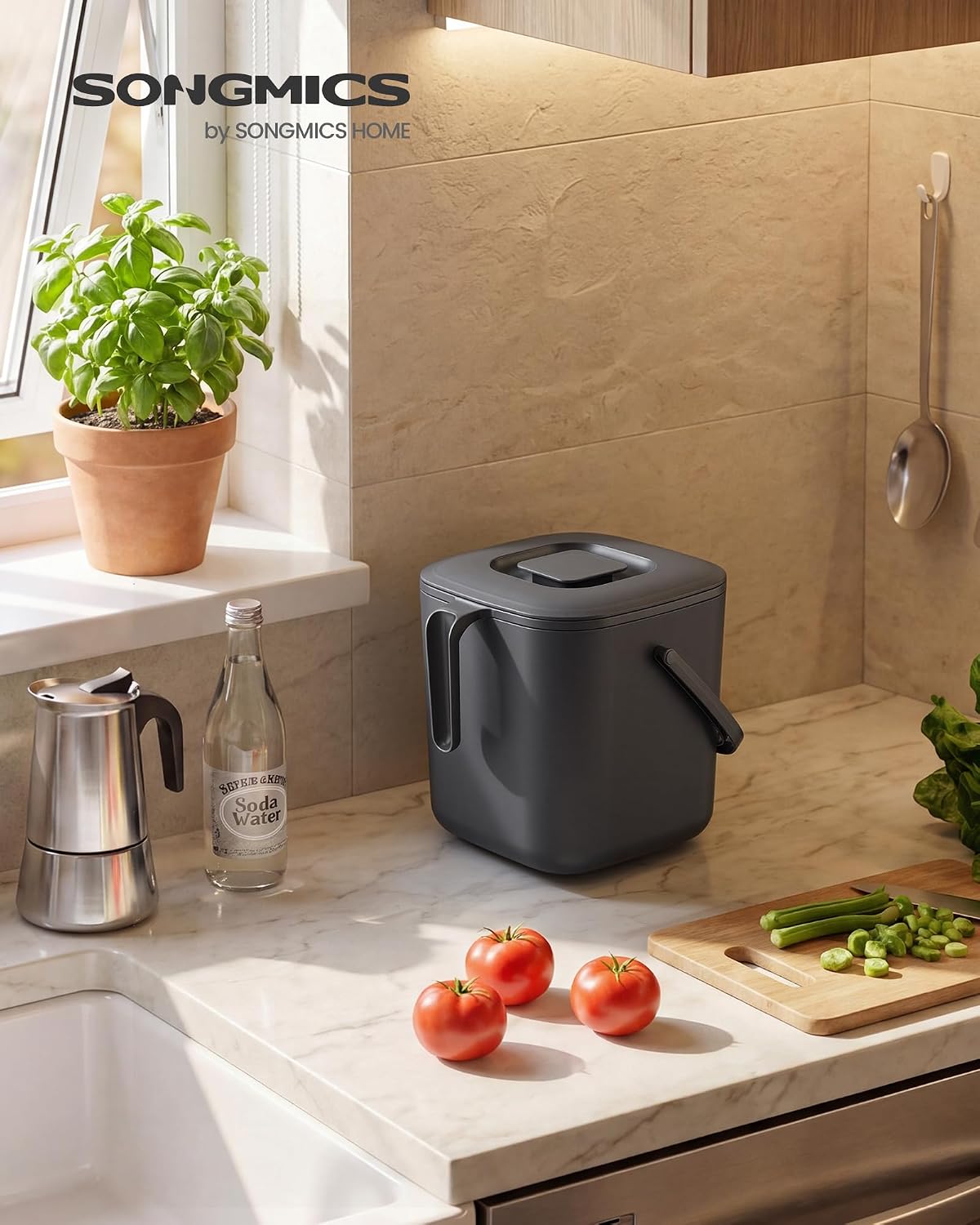 Detalle 2 de SONGMICS LTB214GZ01 4 Litre Kitchen Compost Bin, Dark Grey with Strainer