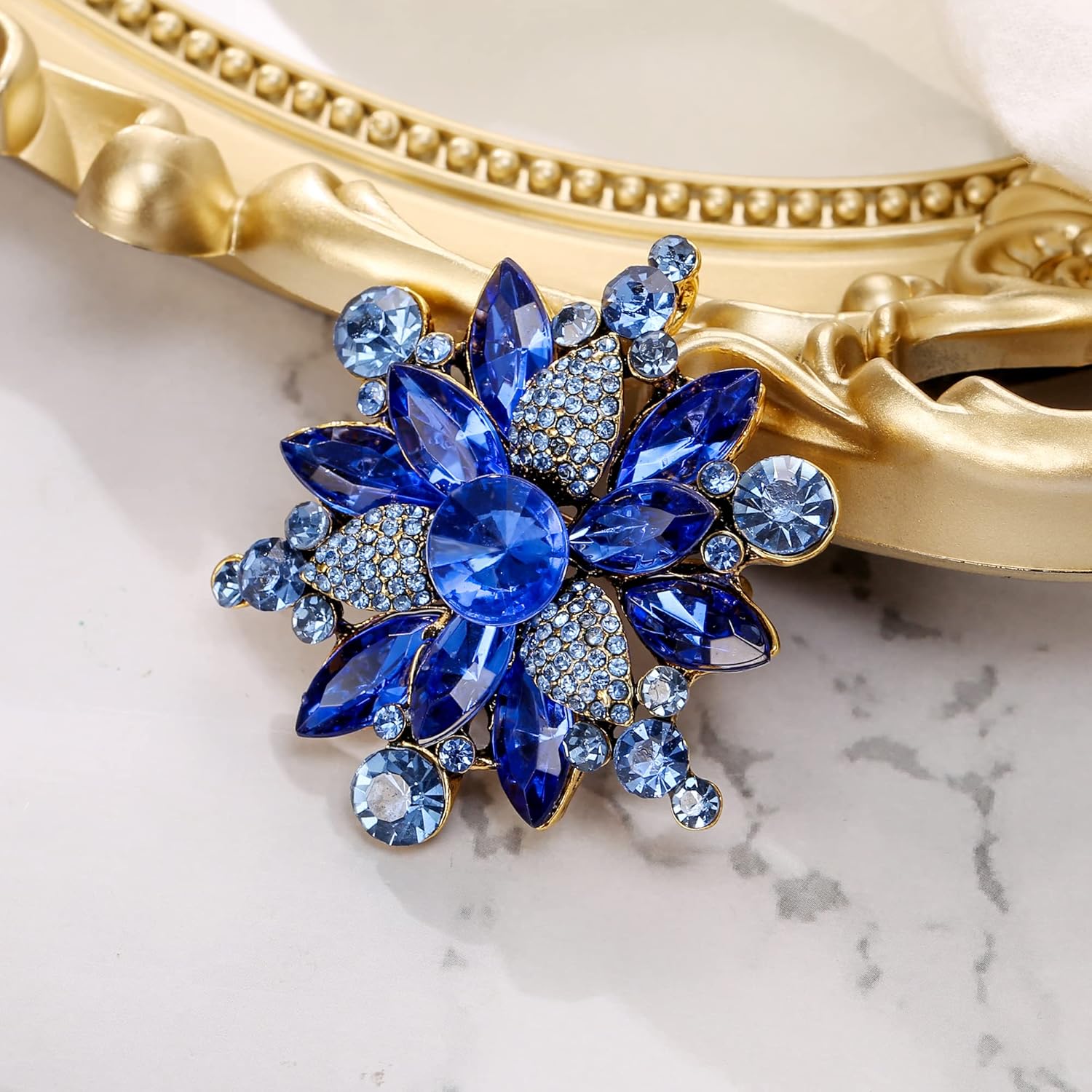 Thumbnail 1 de Broche fleur Clearine en cristal autrichien et strass, style art déco (marquise) vert émeraude et ton antique or