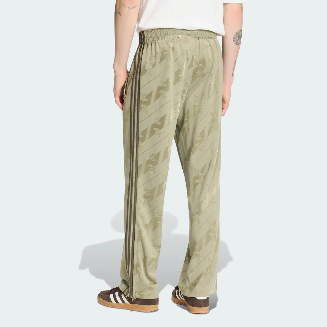 Detalle 2 de Pantalón Monogram Firebird de Adidas: verde, cómodo y tendencia para el día a día