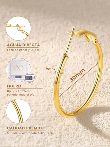 Detalle de GoldChic pendientes de aro dorados en acero inoxidable 316L, 30 mm (aros pequeños finos minimalistas)