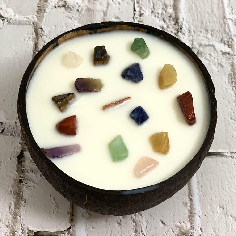 Detalle de Vie Naturals Handmade Candle in a Natural Coconut Shell with Chakra Gemstones
