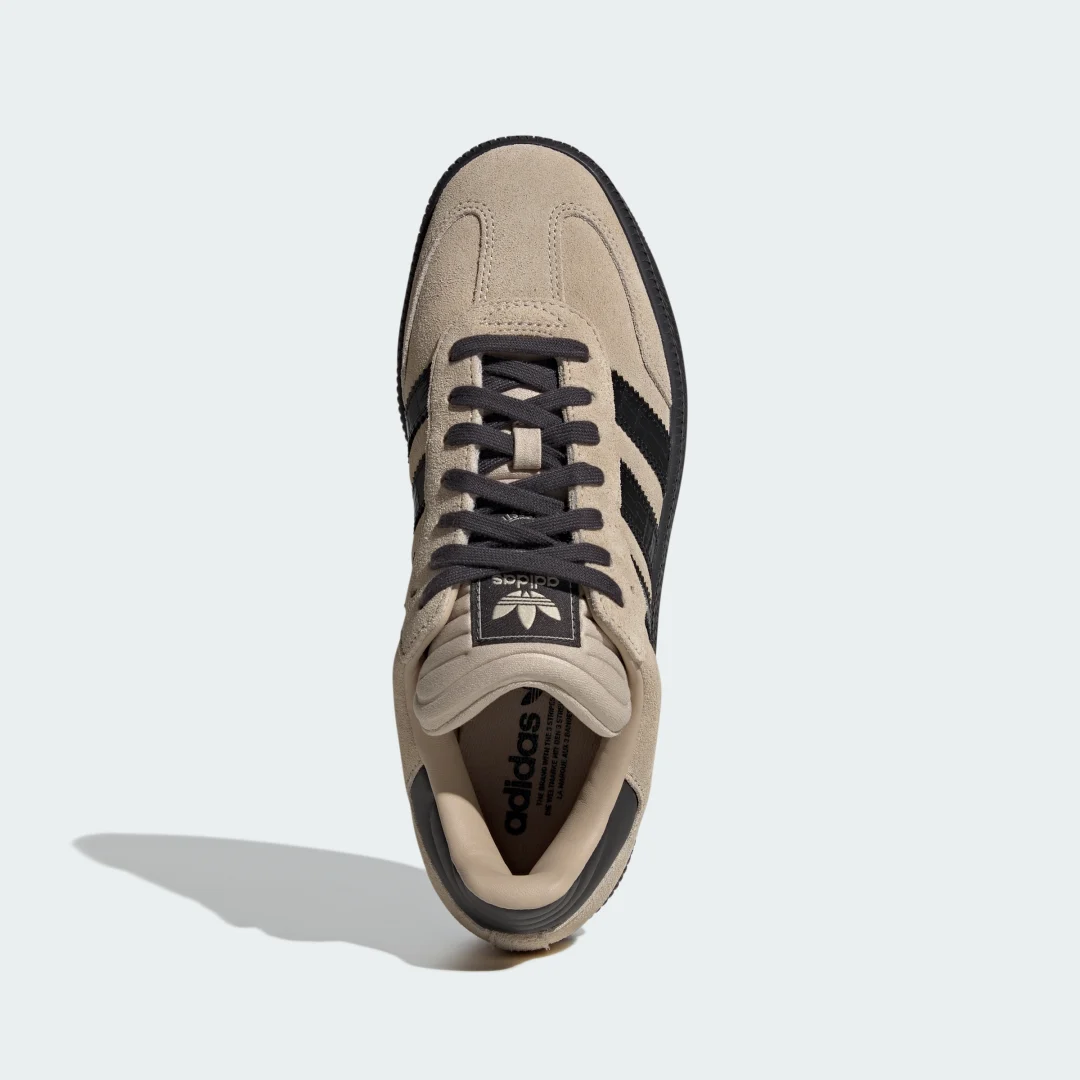 Detalle de Zapatilla Samba XLG de Adidas – color Beige