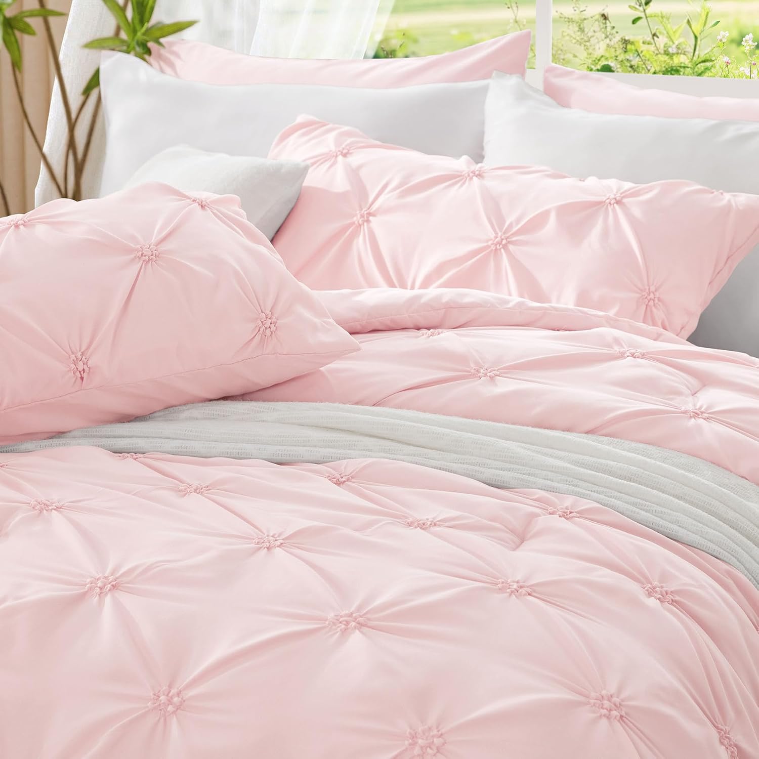 Detalle de BEDELITE Baby Pink Queen Comforter Set — 3 Pieces Boho Pintuck Bedding for All-Season Comfort