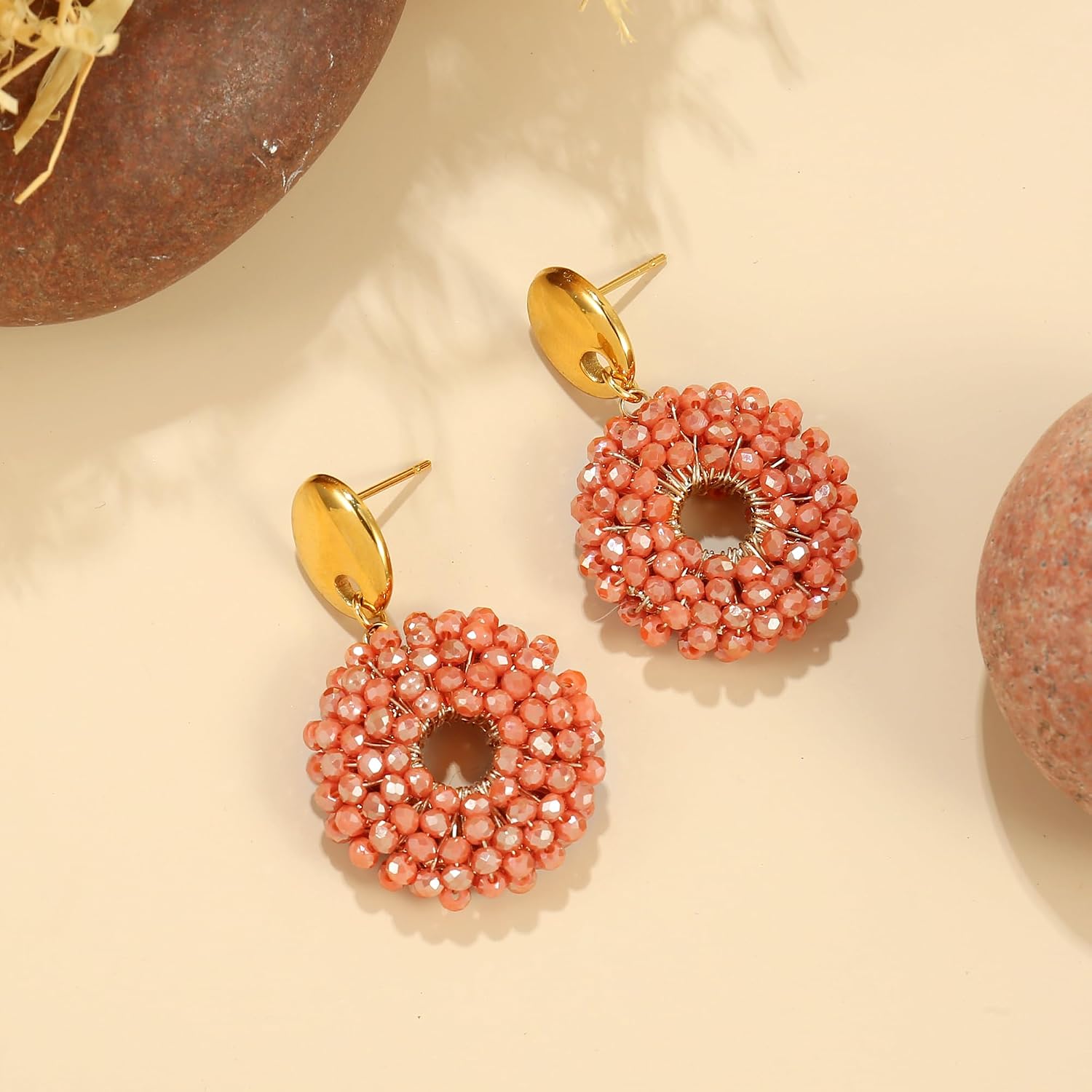 Detalle 2 de Boho Kristall Perlen Ohrringe – Leichte runde Statement-Ohrringe in Gold