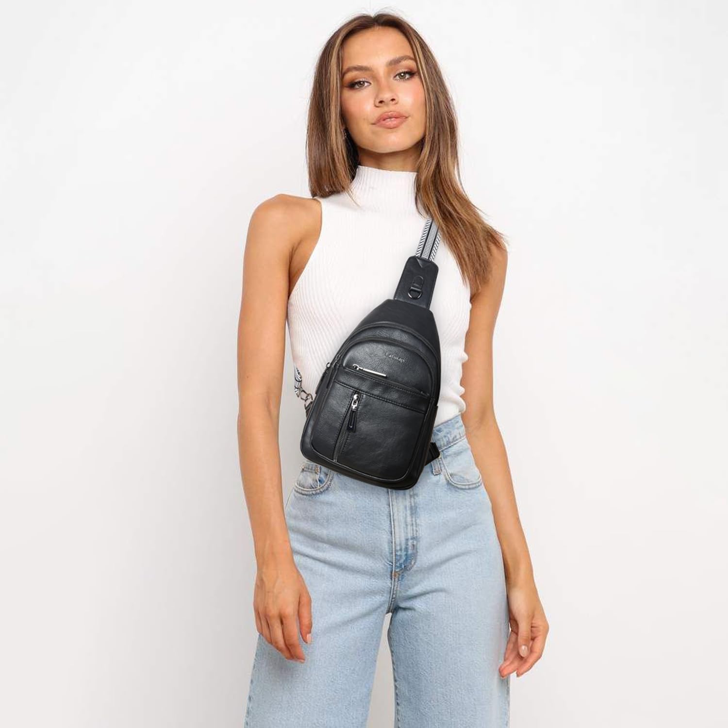 Detalle de LATMAP 7L Sling Bag: Compact, Versatile Crossbody that Keeps Essentials Separate