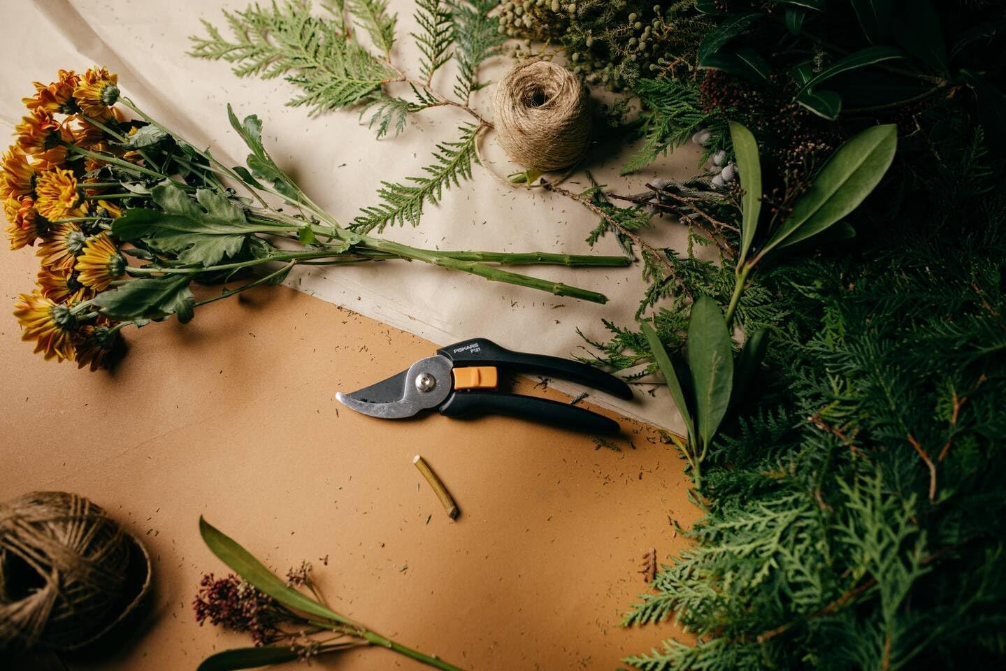 Detalle 2 de Fiskars P121 sekatör för färska grenar med non-stick-beläggning och FiberComp-handtag