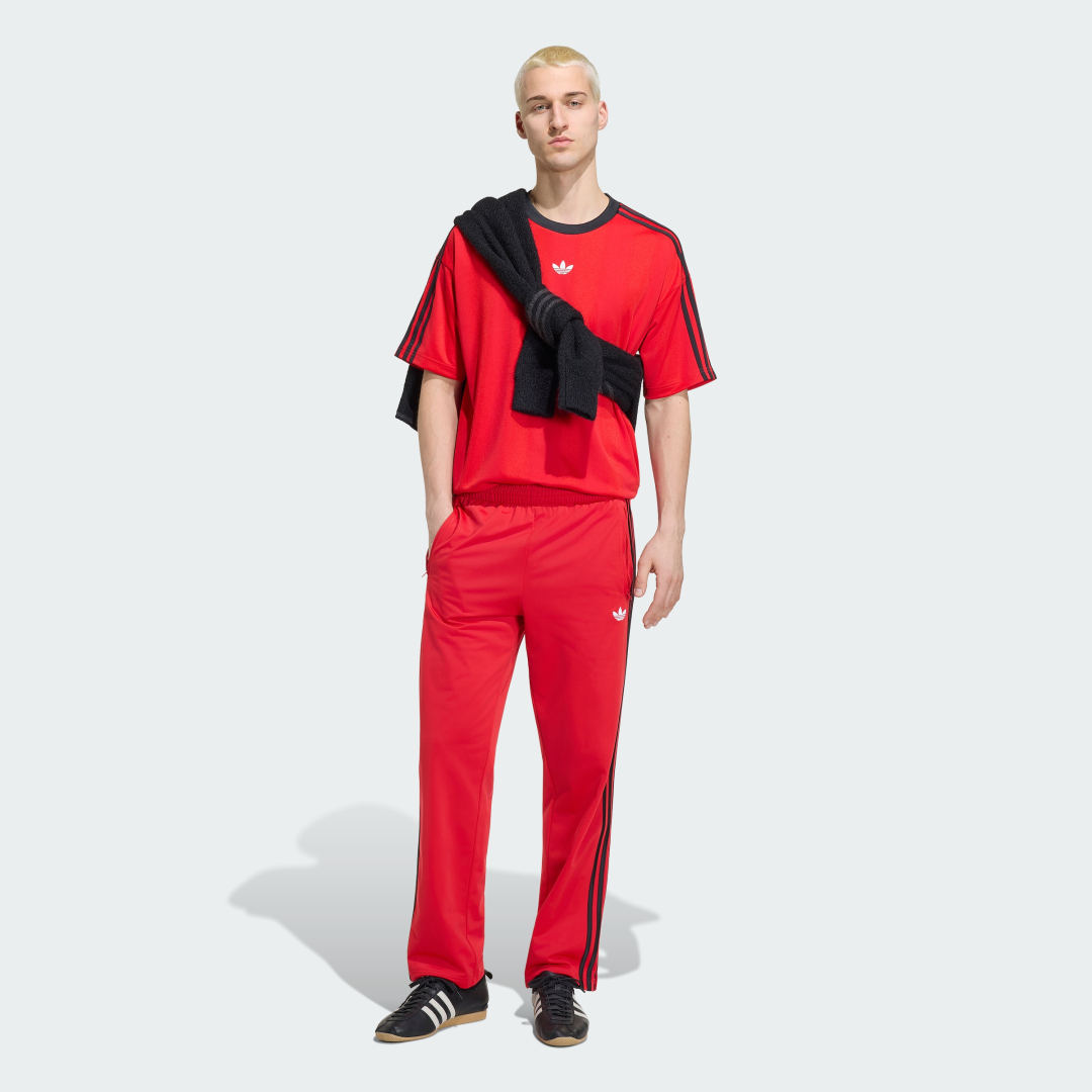 Detalle de Camiseta de jacquard Adidas Adicolor – rojo, estilo y confort de la casa Adidas