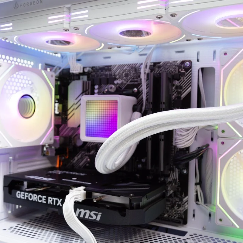 Detalle 2 de PcCom Ready: Ryzen 7 5800X3D, 32 GB, 1 TB NVMe y RTX 5060 Ti 16 GB en blanco con Windows 11 Home