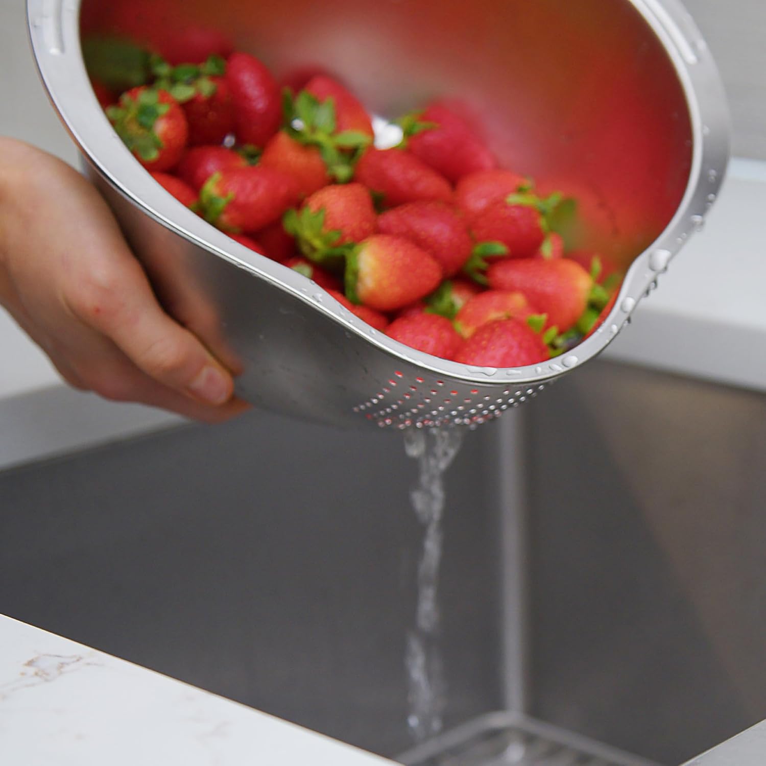 Detalle de Joyce Chen Stainless Steel Rice Strainer Bowl: Wash, Rinse, and Drain Effortlessly