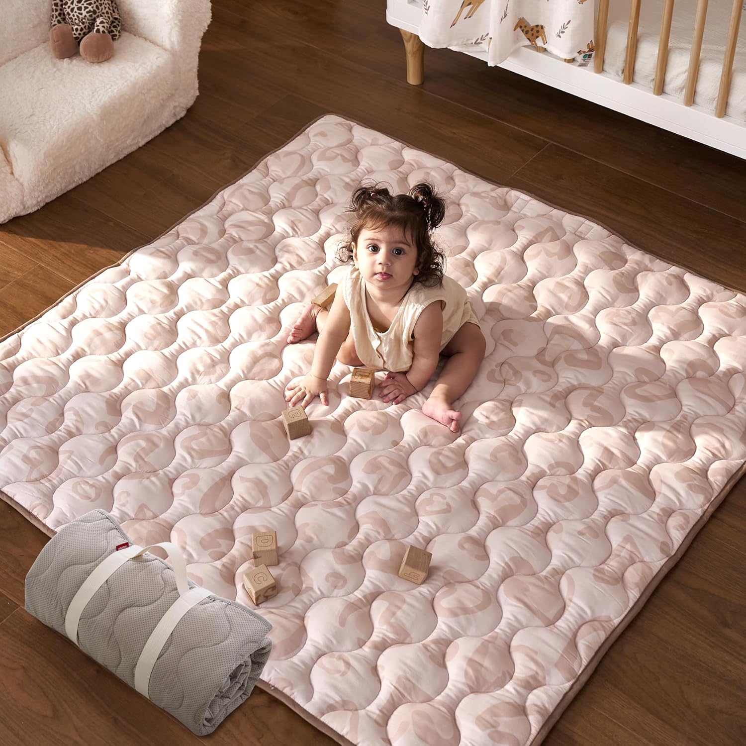 Detalle de momcozy Baby Play Mat for Floor (127 x 127cm) – Foldable Waterproof Non-Slip Playpen Mat for Tummy Time, Leopard Heart