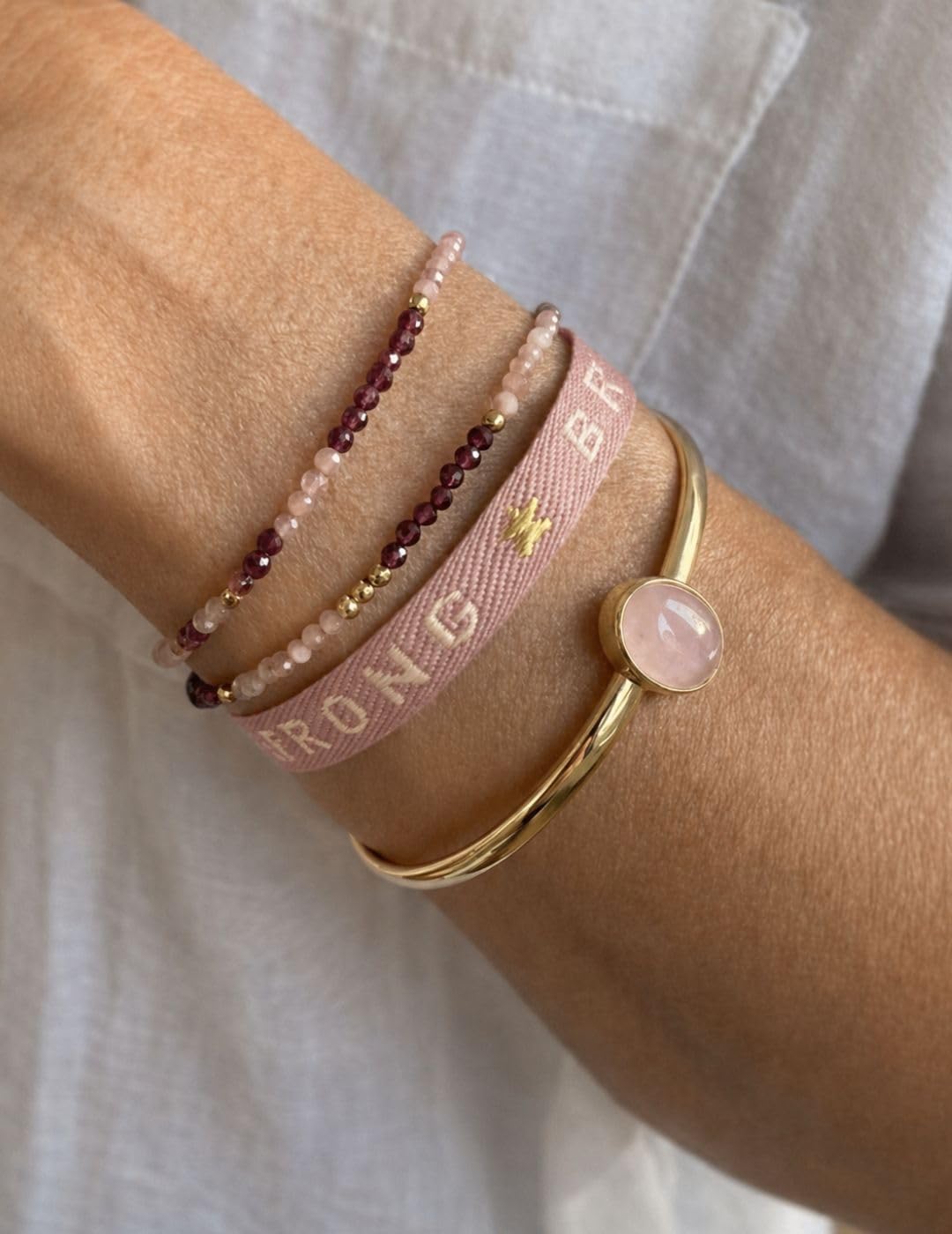 Thumbnail 1 de happymaker Armreif Gold Damen mit echten Edelsteinen – Mondstein, Rosenquarz oder Karneol