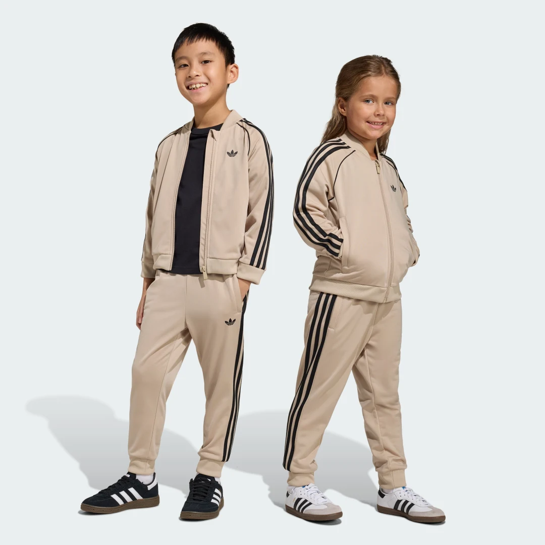 Detalle de CHÁNDAL SST de Adidas: comodidad versátil en color Beige