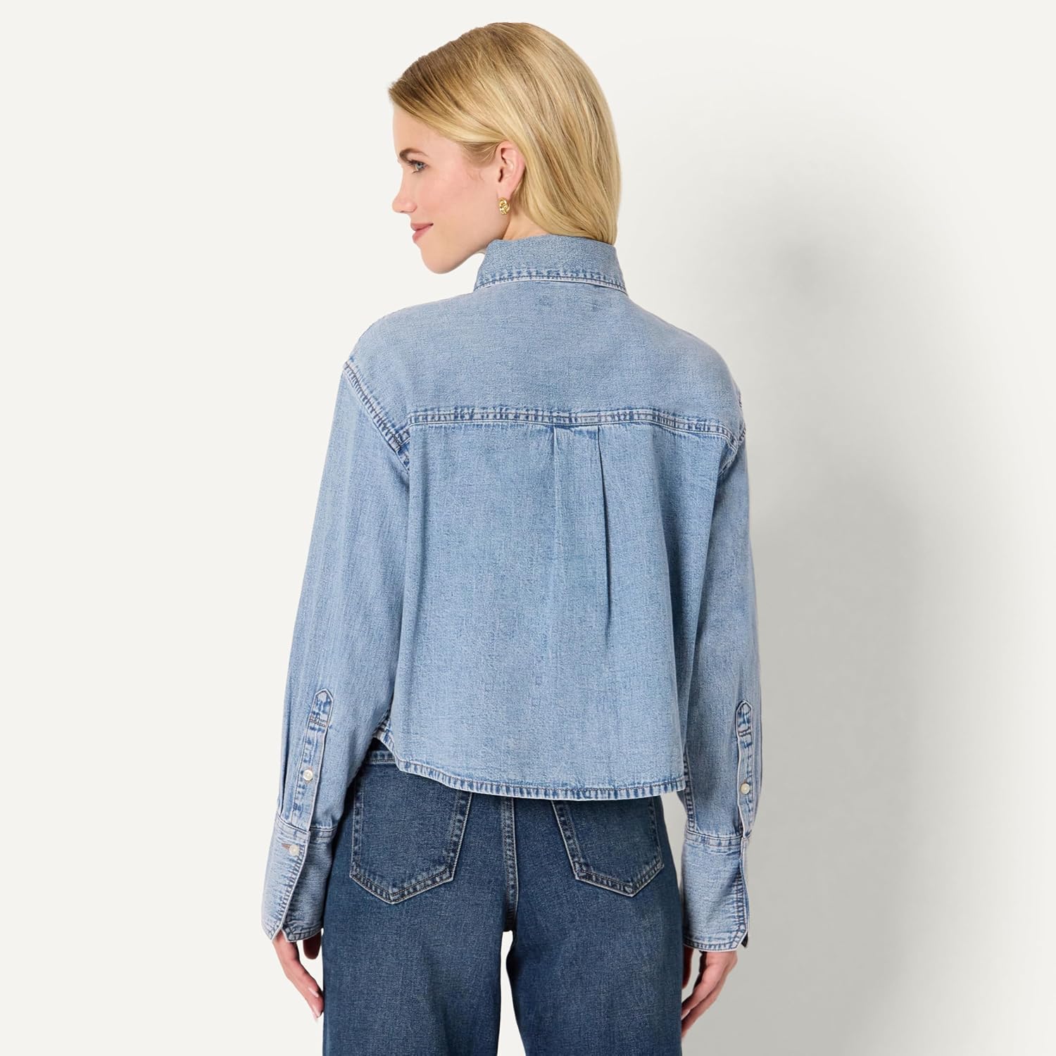 Thumbnail 2 de Amazon Essentials Women's (Demi's Pick) Modern Oversized-Fit Cropped Denim Button-Down Shirt
Amazon Essentials Women's (Demi's Pick) Modern Over…