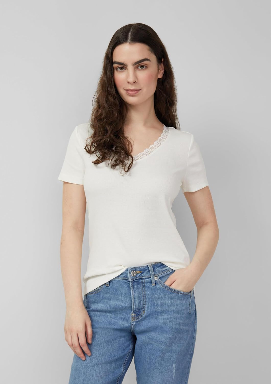 Detalle de s.Oliver Damen RIPP-T-Shirt mit Spitze am Ausschnitt – V-Ausschnitt, 1er Pack
