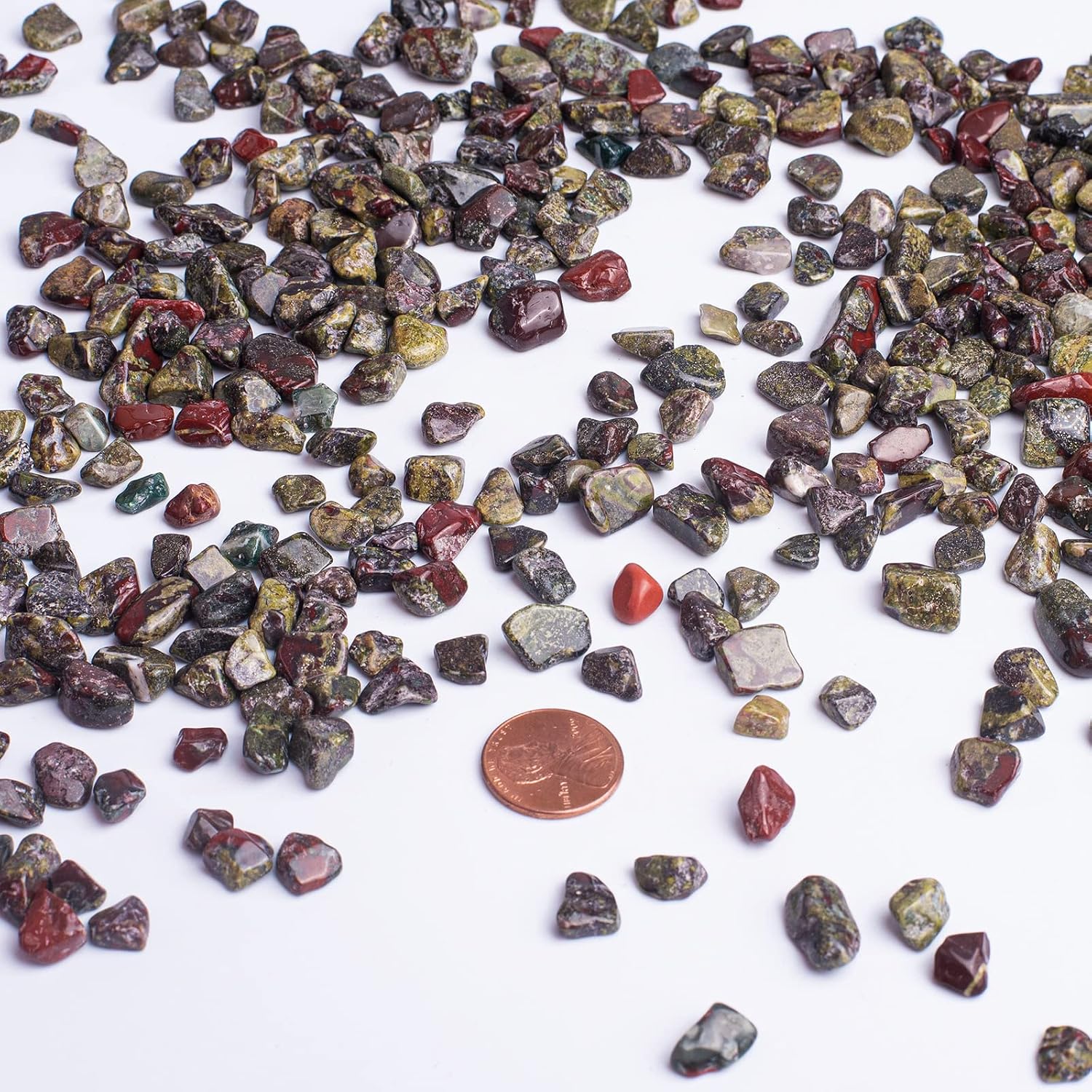 Detalle de SigMntun Dragon Blood Jasper Chips, 200 Polished 7 mm Stones