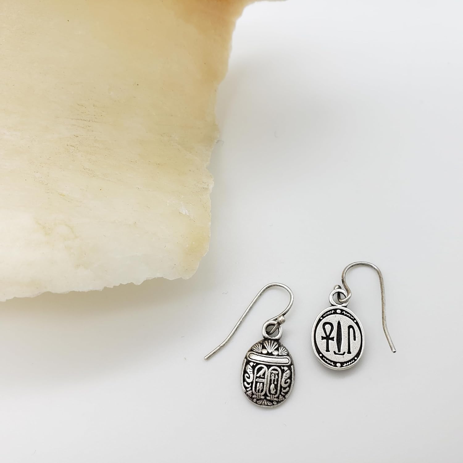 Detalle 2 de Mini Scarab Earrings, Antique Silver Finish