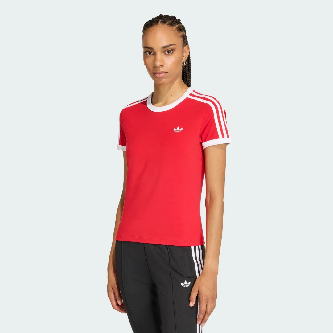 Detalle de Camiseta Entallada 3 Stripes de Adidas (Rojo)