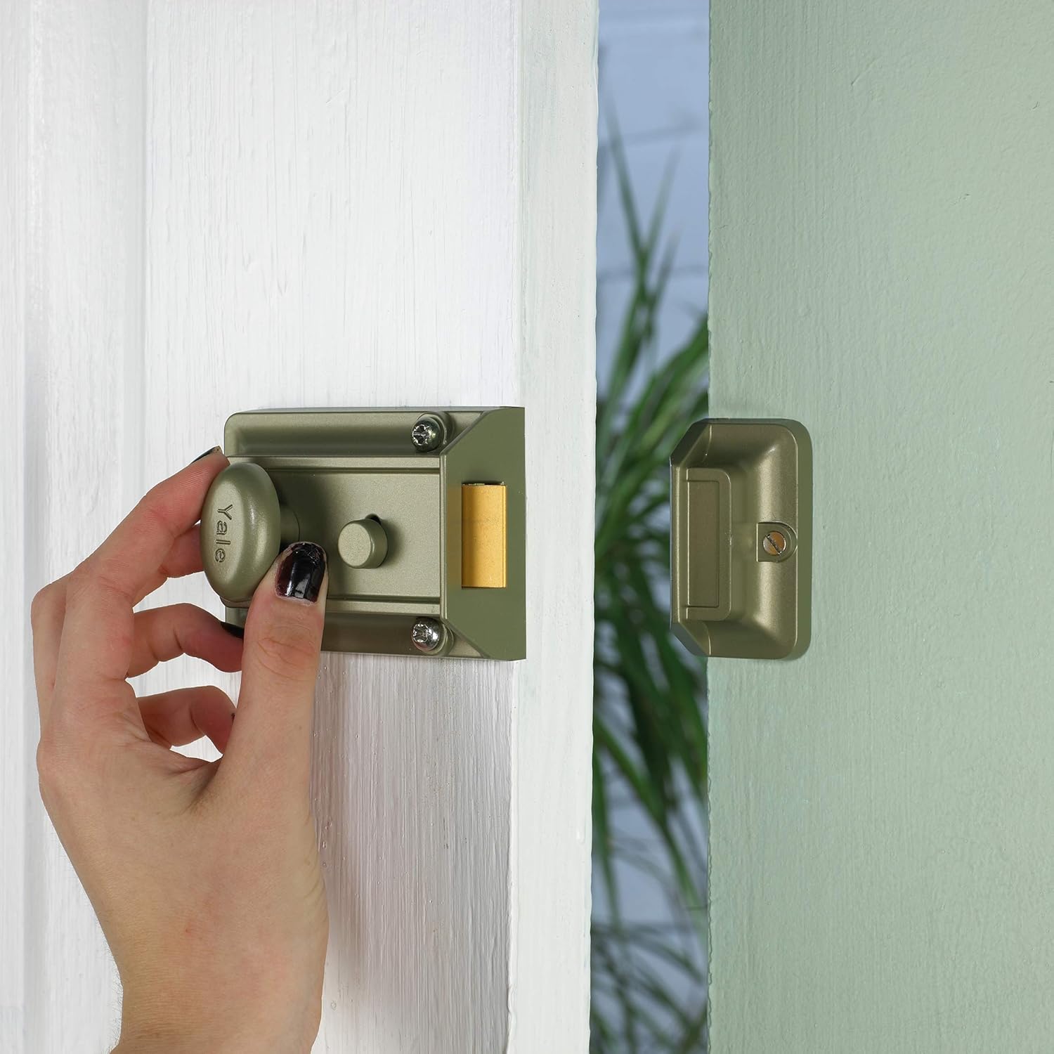 Thumbnail 3 de Yale P-77 Traditional Nightlatch (60mm) Electro Nickel Brass finish – Standard security