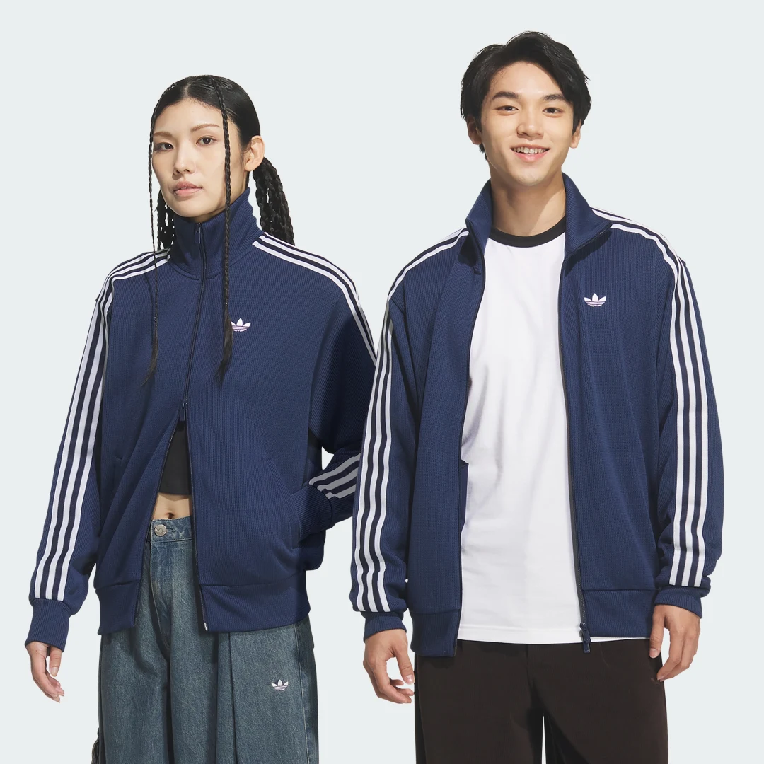 Detalle de Chaqueta deportiva de punto FB de Adidas: comodidad en Azul para tus entrenamientos