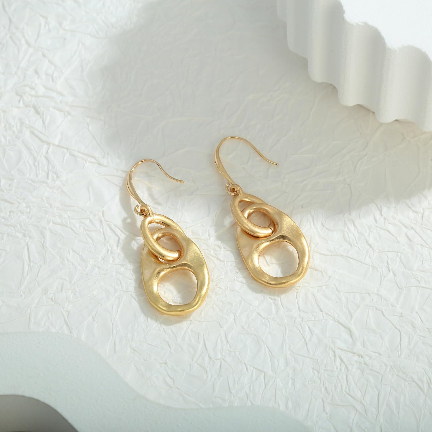 Thumbnail 5 de HolidayQbee Gold Earrings for Women – Hypoallergenic Lightweight Drop Earrings