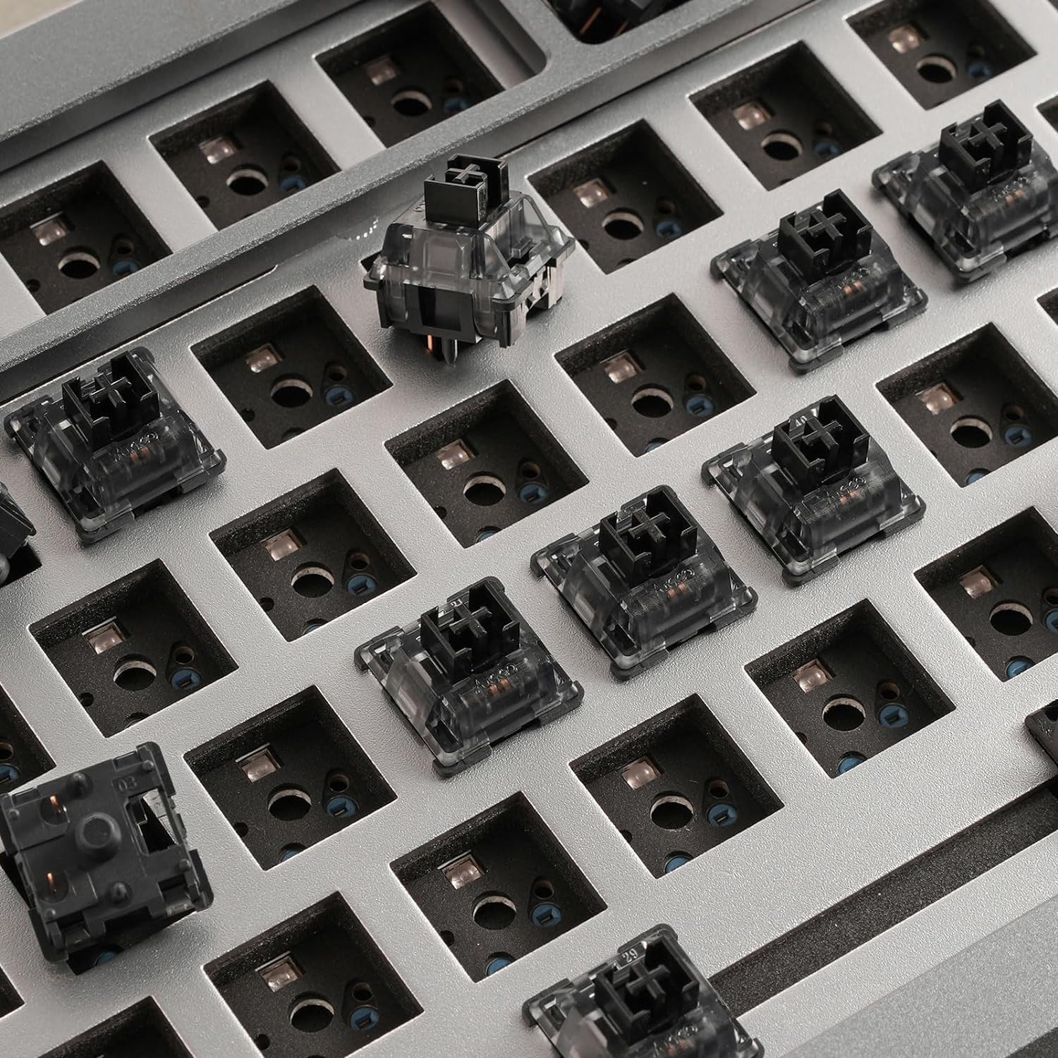 Thumbnail 3 de Akko V3 Pro Cream Black mechanical keyboard switches (linear, 5-pin) with dustproof stem, 45 switches