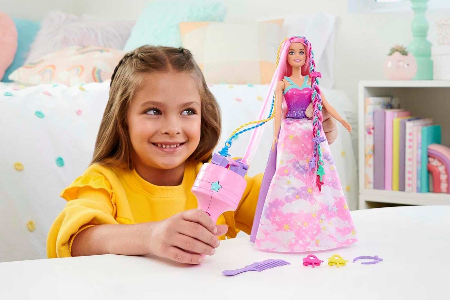 Detalle de Barbie Dreamtopia Chioma da Favola: bambola con extension arcobaleno e accessori per lo styling (JCW55)