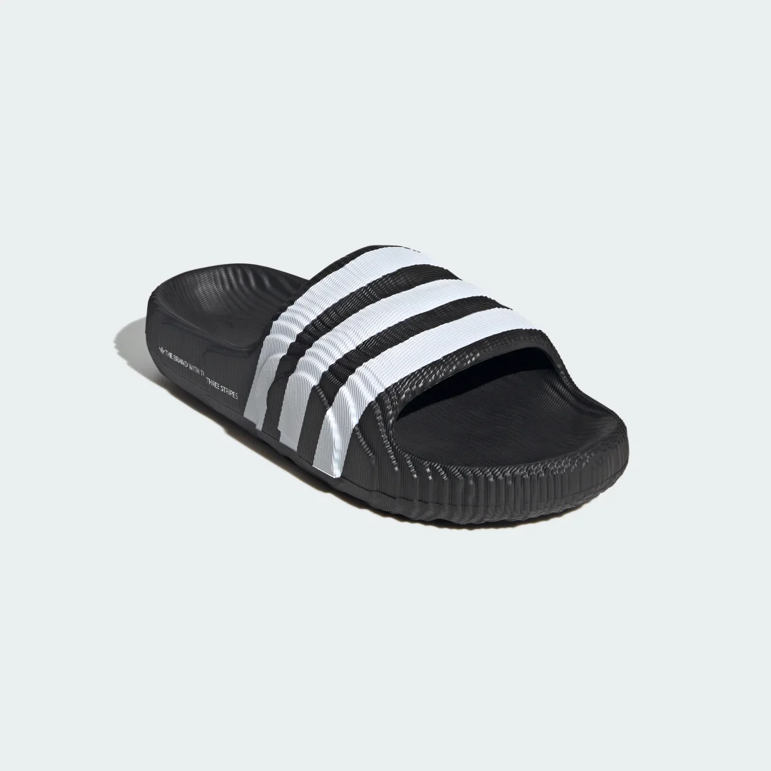 Thumbnail 3 de Adilette 22 Negra de Adidas: chancla cómoda para playa y urbanita
