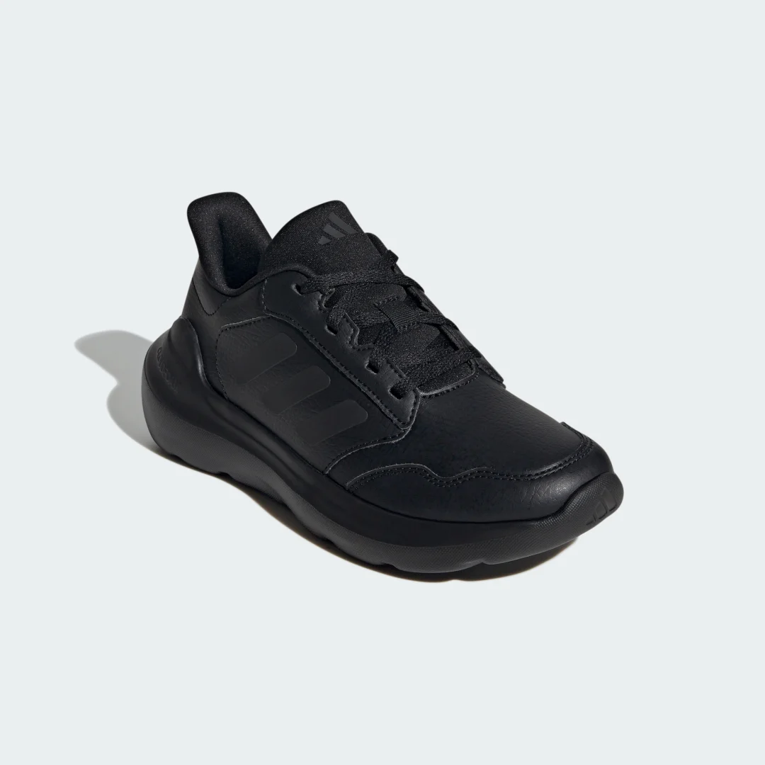 Detalle 2 de Adidas Tensaur Run 3.0: Zapatilla negra para entrenamiento diario y uso urbano