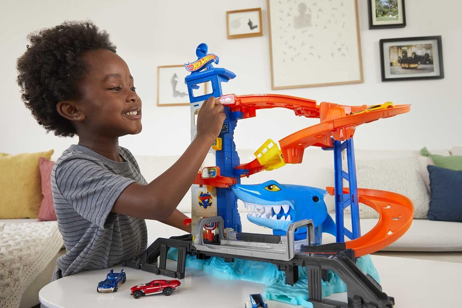 Detalle 2 de Hot Wheels City Huye del Tiburón 🦈 - Juego de Pista