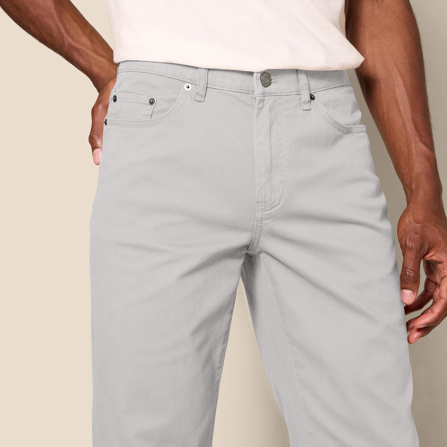 Thumbnail 3 de Amazon Essentials Men’s Straight-Fit 5-Pocket Stretch Twill Trousers