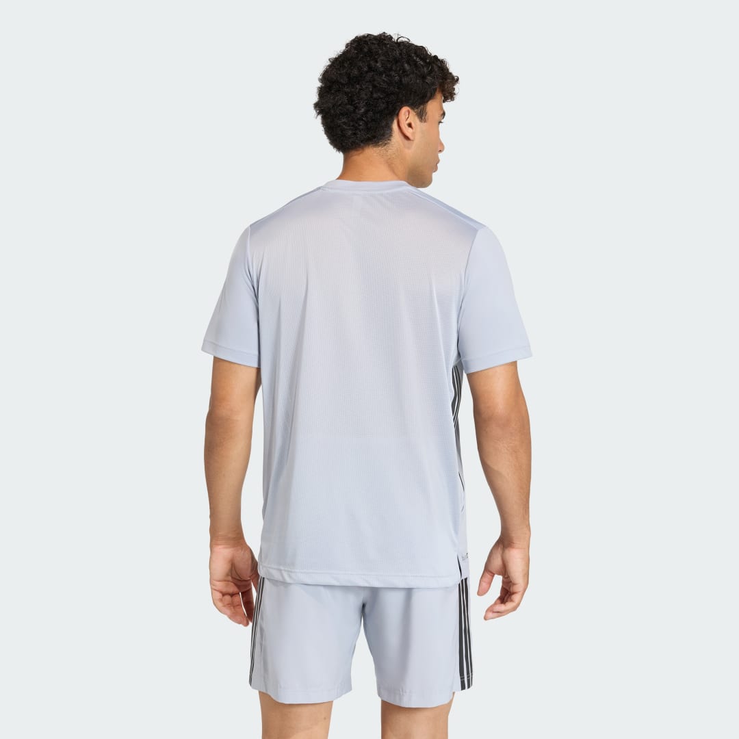 Detalle de Adidas Tech Essentials 3 Stripes, camiseta de entrenamiento gris