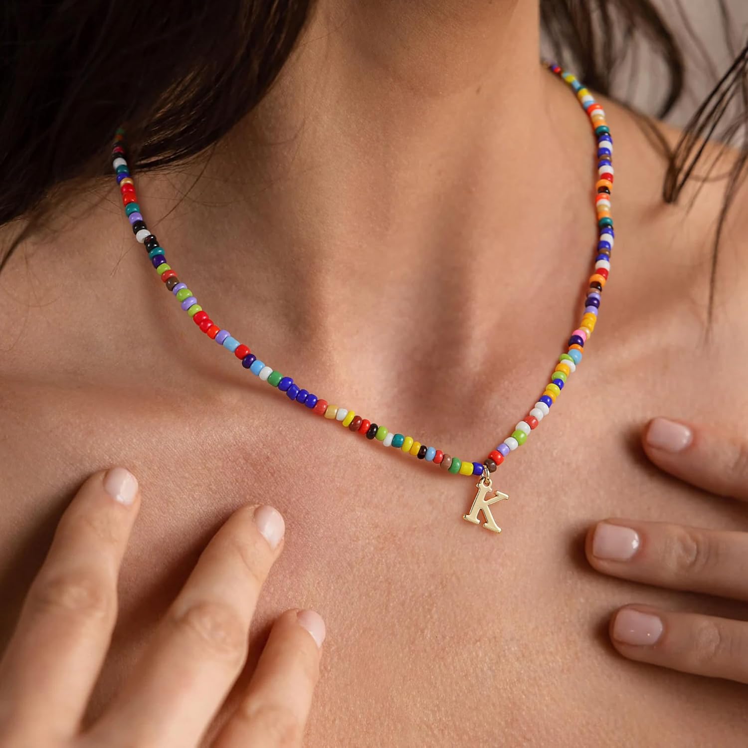 Detalle de TINGN bunte Boho-Perlenkette mit Buchstaben-Anhänger für Kinder, Teenager & Damen