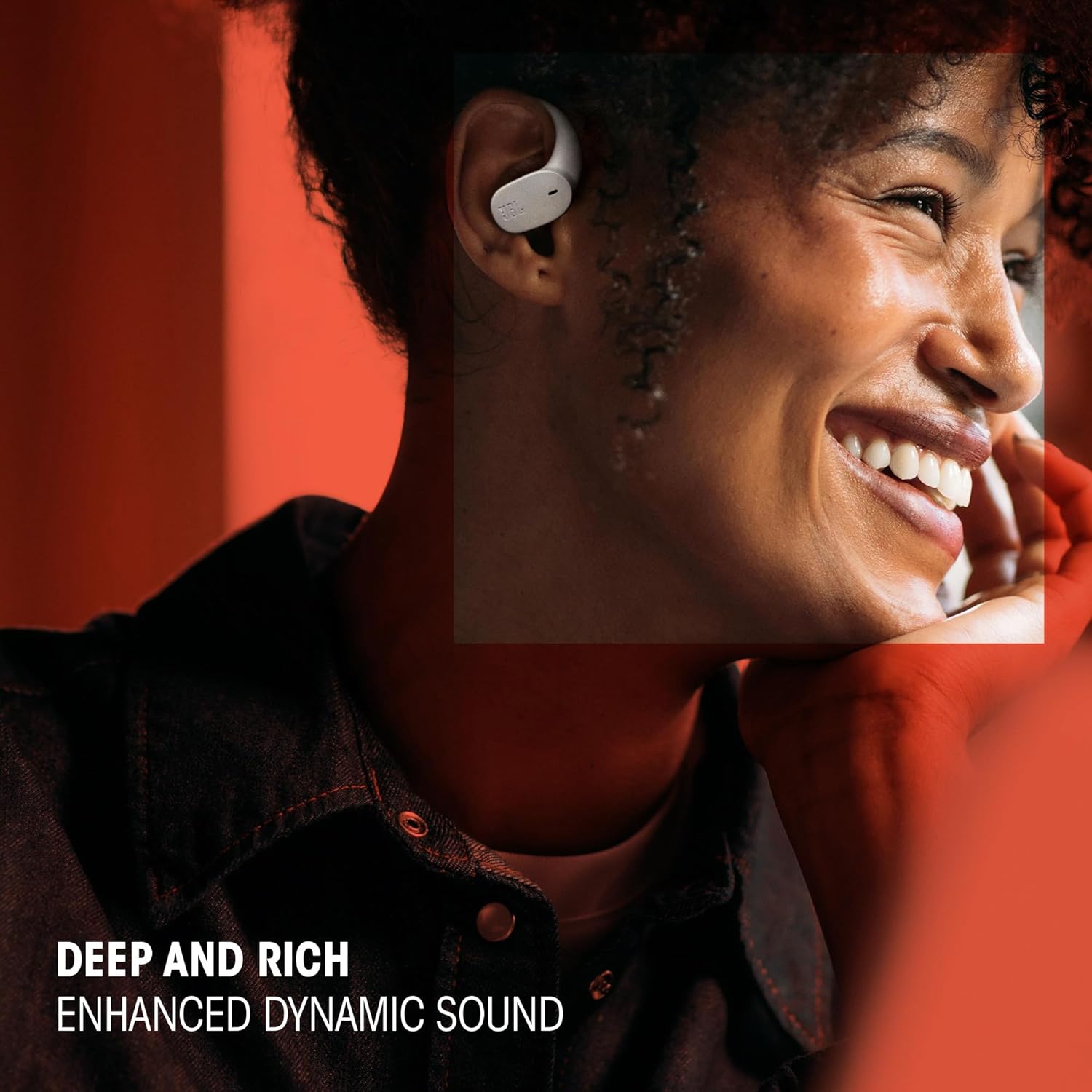 Detalle de JBL Sense Lite: kabellose Open-Ear-Kopfhörer mit Ohrbügel-Design, IP54 und 32 Stunden Spielzeit
